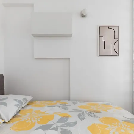 Im Erdgeschoss- Beim Beruehmten Znjan-strand By Interhome Split