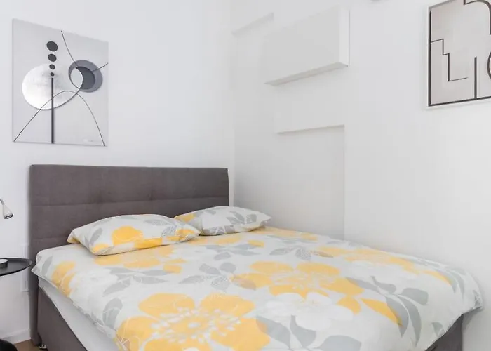 Appartamento Im Erdgeschoss- Beim Beruehmten Znjan-strand By Interhome Spalato