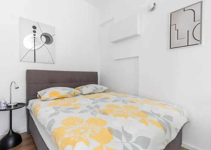 Im Erdgeschoss- Beim Beruehmten Znjan-strand By Interhome *