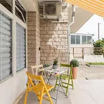 アパート Im Erdgeschoss- Beim Beruehmten Znjan-strand By Interhome