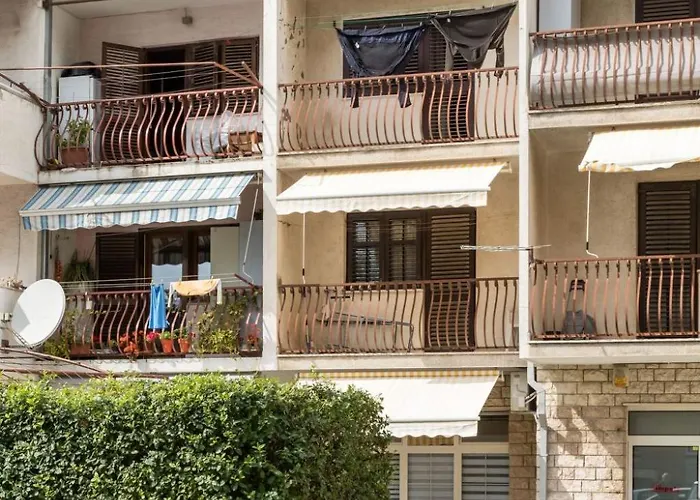 Appartement Im Erdgeschoss- Beim Beruehmten Znjan-strand By Interhome